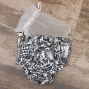 Kids play size 18 month black and white bloomers